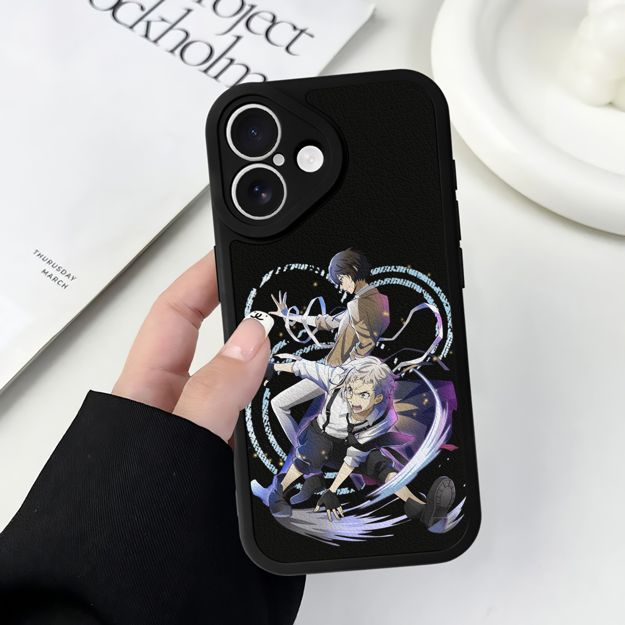 （画像用） 文豪ストレイドッグス Bungo Stray Dogs 【iPhone 16シリーズ対応】シリコンスマホケース（レザー調） 材質：シリコン
